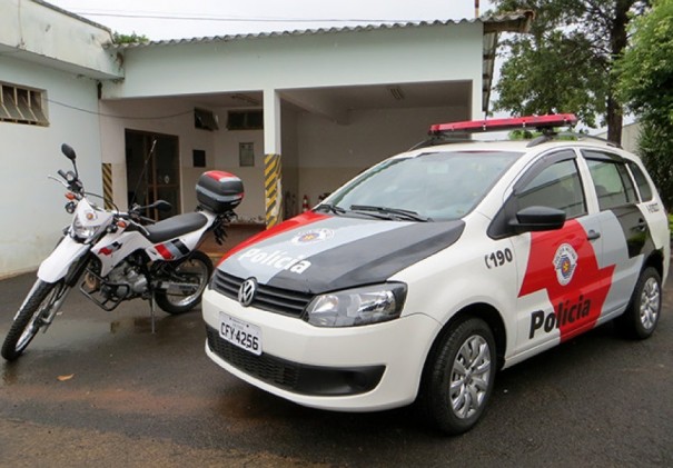 Mulher � flagrada com coca�na na vila Guaruj� em Bastos