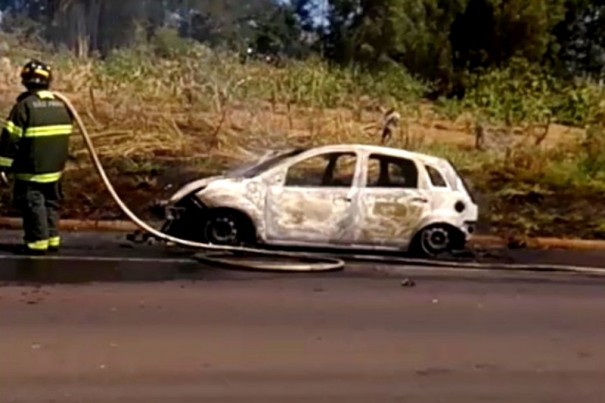 Carro ocupado por casal  destrudo por incndio na SP-294