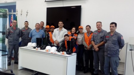 Prefeitura de Osvaldo Cruz entrega EPI's para brigadistas da Defesa Civil