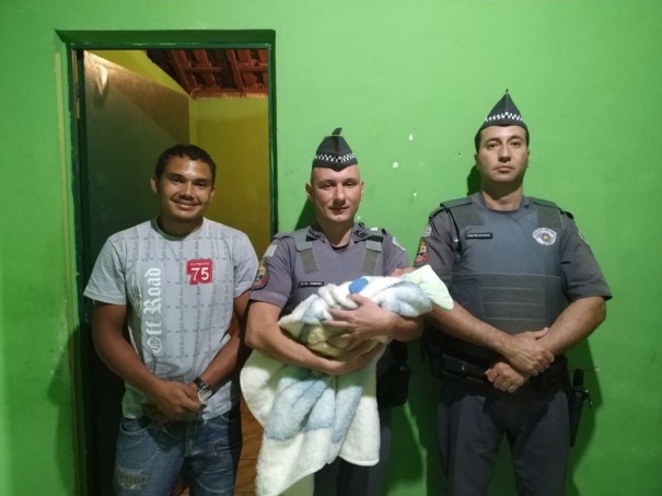 Policiais militares de Luclia salvam recm-nascido de apenas 3 dias neste final de semana