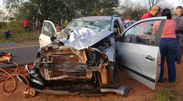 Colis�o traseira entre picape e trator deixa motorista ferido em vicinal