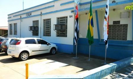 Justiça solta casal preso por tráfico com tijolo de maconha