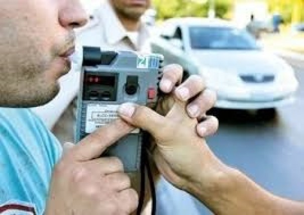 Condutores de ve�culos recebem voz de pris�o por dirigirem alcoolizados em Paulic�ia e Epit�cio