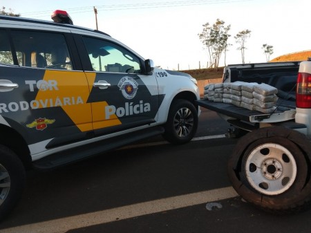 Polícia localiza 26 tabletes de skank dentro de estepe de caminhonete e prende dupla em flagrante, em Santo Anastácio