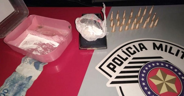 Homem � preso com pinos de coca�na e R$ 100,00 na cueca em Tup�