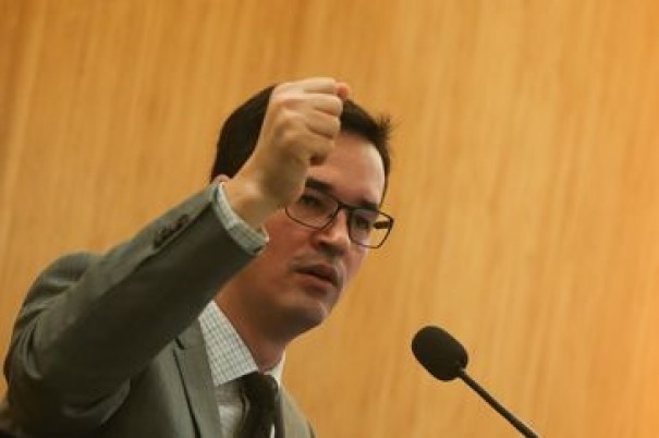 CCJ aprova convite para Dallagnol explicar troca de mensagens com Moro