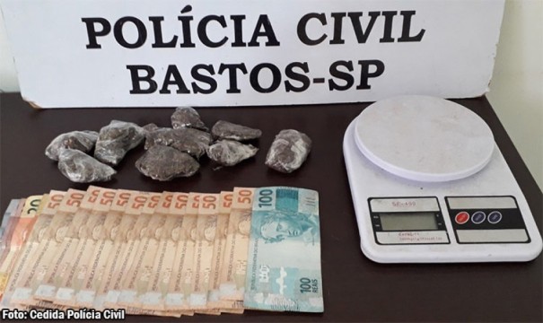 Polcia Civil de Bastos apreende maconha, dinheiro e balana de preciso  no Jardim Esplanada