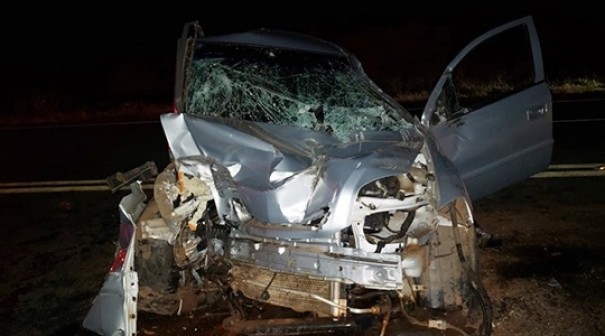 Caminh�o cruza frente de Astra, causa acidente e foge do local na SP-294