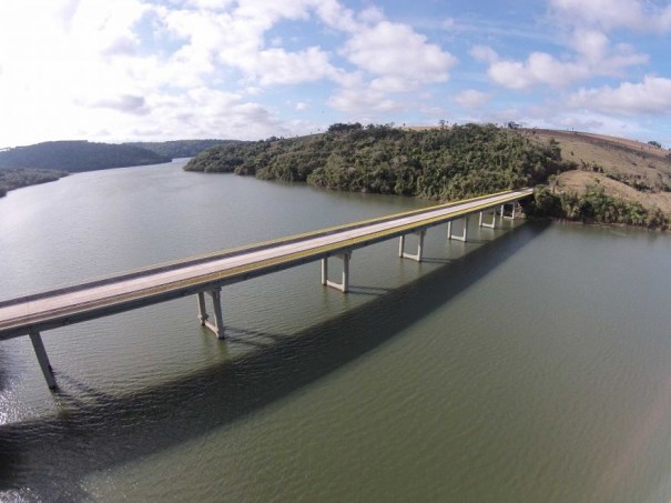 DER libera tr�fego de ve�culos pesados pela ponte sobre Rio Paranapanema na SP-270