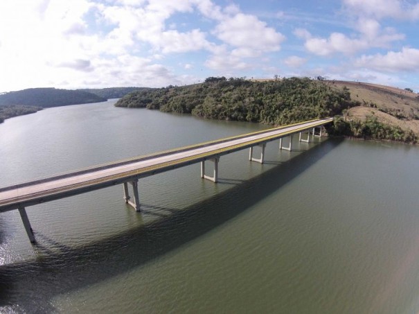 DER libera trfego de veculos pesados pela ponte sobre Rio Paranapanema na SP-270