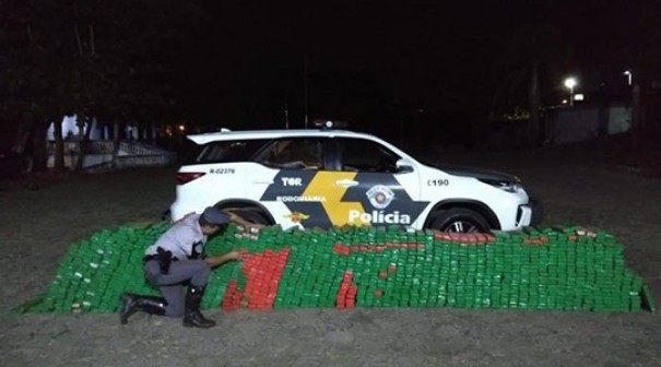 Pol�cia Rodovi�ria apreende quase 1 tonelada de maconha na SP-294