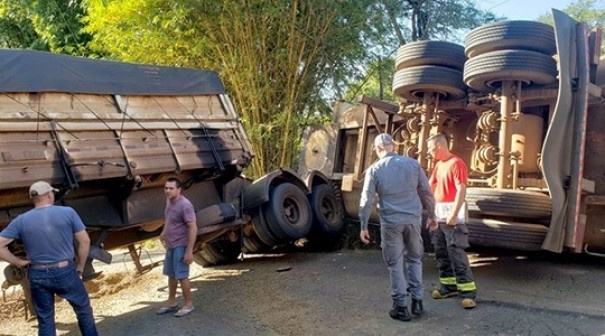 Caminh�o bitrem carregado com polpa de laranja tomba e interditada vicinal