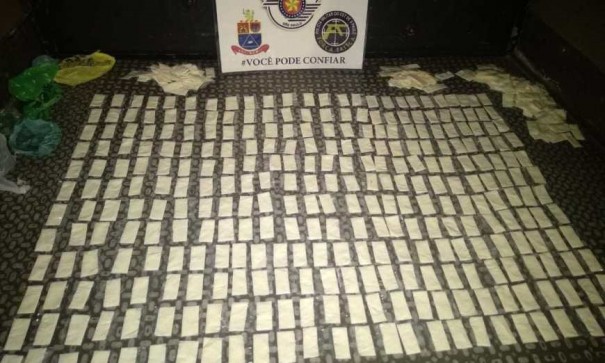 Floridense adquire droga por R$ 9 mil e acaba preso pela For�a T�tica com quase 500 papelotes de coca�na