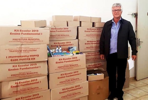 Prefeitura de Salmouro entrega 280 kits escolares para alunos do ensino fundamental