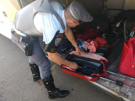 Mulher é presa por tráfico de entorpecente portando cocaína em mala de viagem