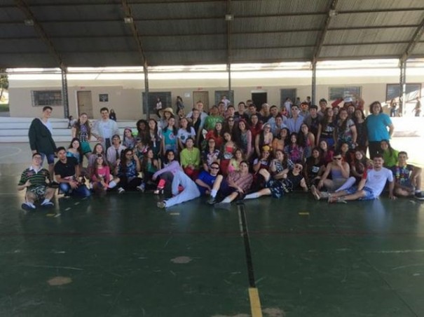 Alunos do ensino mdio da Etec Amim Jundi arrecadam mais de 600 peas de roupas em trote solidrio