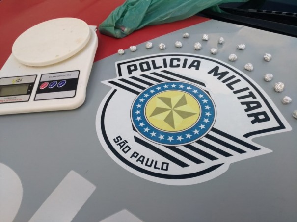 Traficante � flagrado enterrando balan�a e drogas na Vila Esperan�a em OC