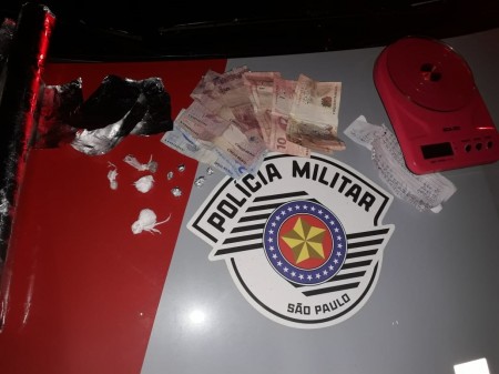 PM de Lucélia prende traficantes que venderam drogas para ocupantes de veículo de OC