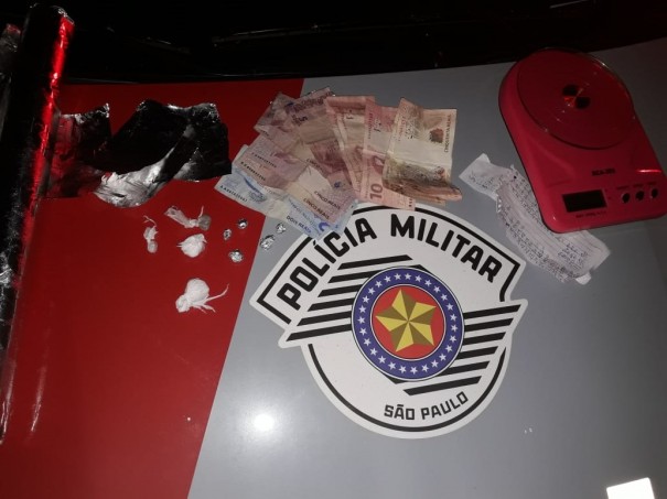 PM de Luclia prende traficantes que venderam drogas para ocupantes de veculo de OC