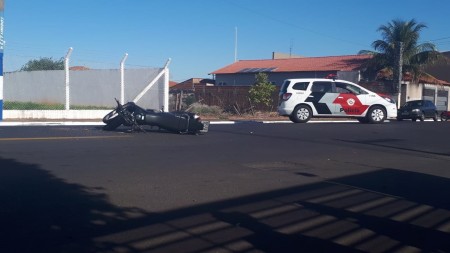 Acidente de trânsito entre carro e moto deixa uma vítima leve no Jardim das Bandeiras em OC