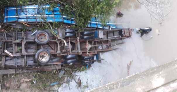 Motorista morre aps caminho cair da Ponte do Rio Aguape na SP-425