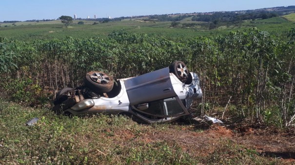 Capotamento registrado na SP-294 deixa tr�s pessoas feridas