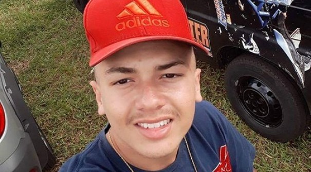 Ap�s escapar de abordagem policial, rapaz bate moto em carreta e morre