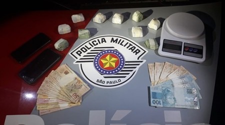 Dois funcionários que traficavam drogas no trabalho e um terceiro traficante são presos pela PM