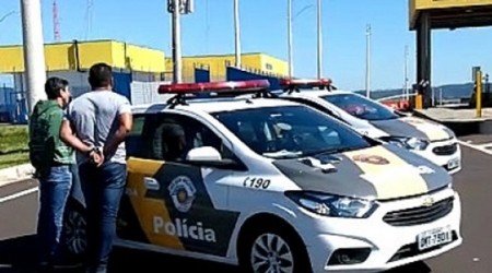 Dupla tenta subornar policiais rodoviários e acaba presa