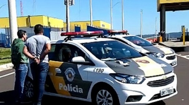 Dupla tenta subornar policiais rodovi�rios e acaba presa
