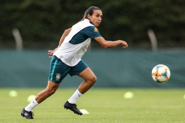 Marta treina, faz gols e mostra que est recuperada da leso muscular