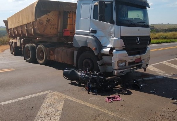 Acidente entre moto e carreta deixa duas pessoas feridas