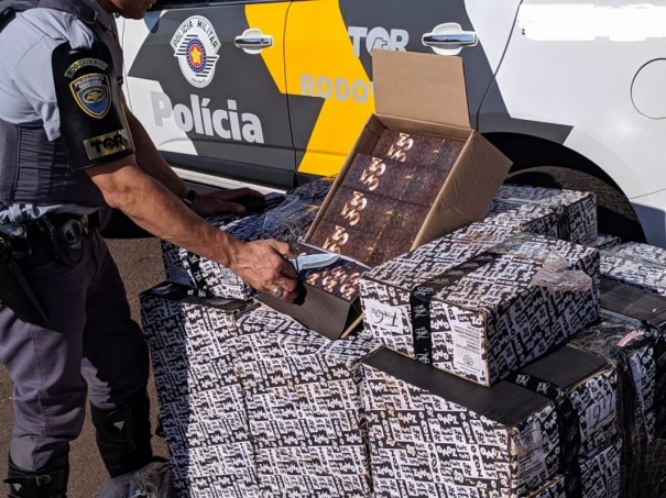 Polcia Rodoviria apreende 3 mil essncias de narguil e quase 300 jaquetas na SP-270