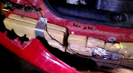 Em abordagem, Polícia Militar identifica fundo falso em veículo e apreende 49 quilos de maconha