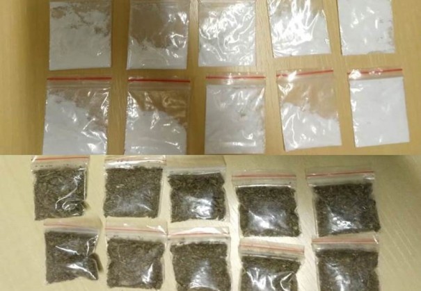 V�rias por��es de droga e sementes de maconha s�o apreendidas e um indiv�duo � preso pela Pol�cia Militar