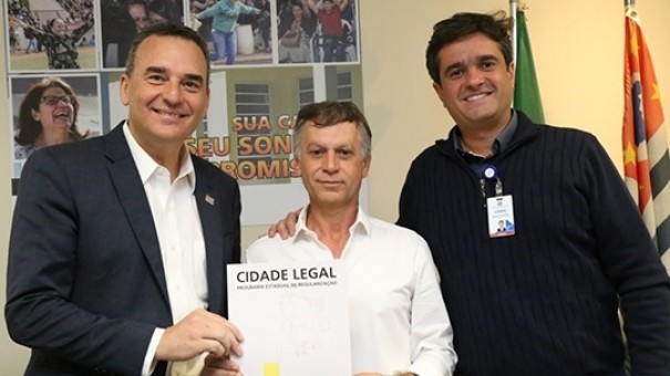 Iacri conquista regularizao de imveis e faz doao de terrenos para mais 30 casas populares