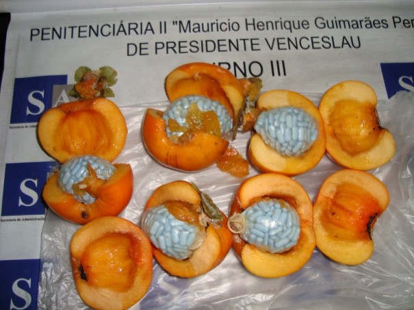 Com caquis 'recheados' de estimulantes sexuais, mulher � impedida de entrar em penitenci�ria