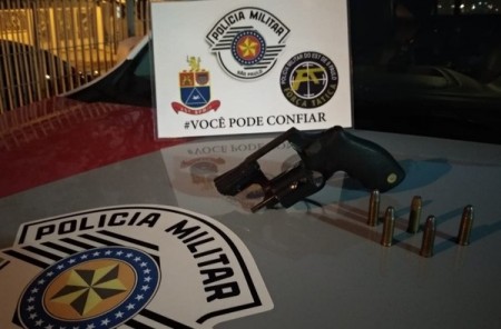 Revólver furtado há 24 anos é apreendido durante abordagem policial em Osvaldo Cruz