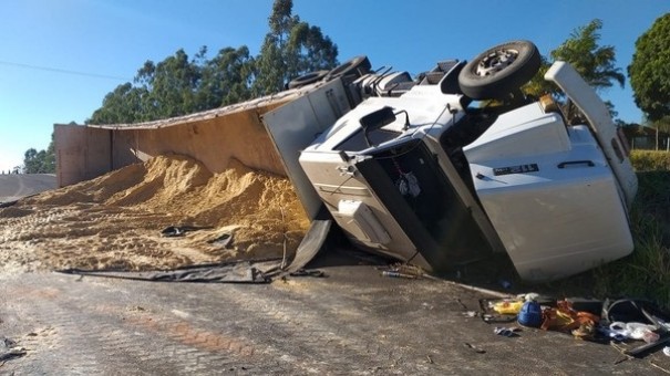 Caminh�o tomba na Assis Chateaubriand e interdita tr�nsito no trevo de Indiana