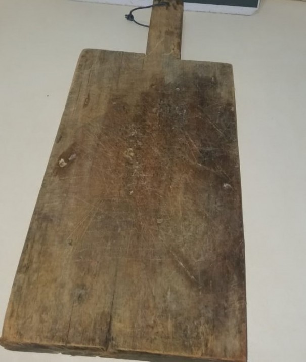 Beb� de um ano morre ap�s ser golpeado pela av� com t�bua de carne na cabe�a