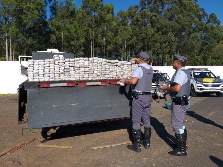 Em abordagem, Polícia Rodoviária descobre fundo falso lotado de maconha e prende dois homens
