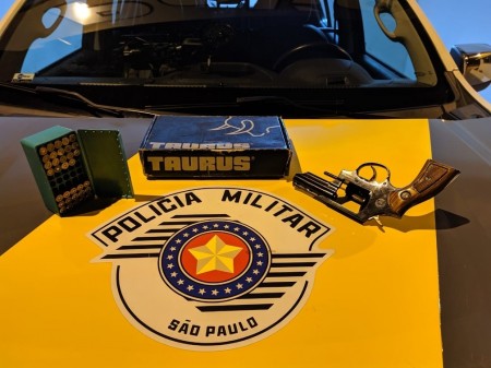 Polícia Rodoviária apreende revólver e munições durante abordagem a ônibus na SP-270