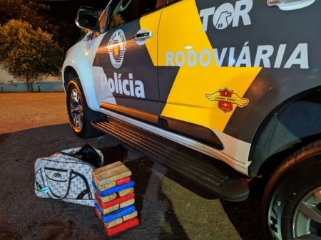 Bolsa com quase 8 kg de maconha é localizada e mulher é presa em flagrante por tráfico