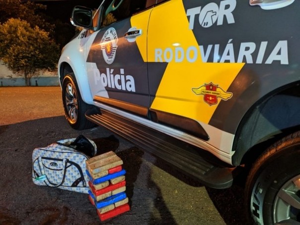 Bolsa com quase 8 kg de maconha � localizada e mulher � presa em flagrante por tr�fico