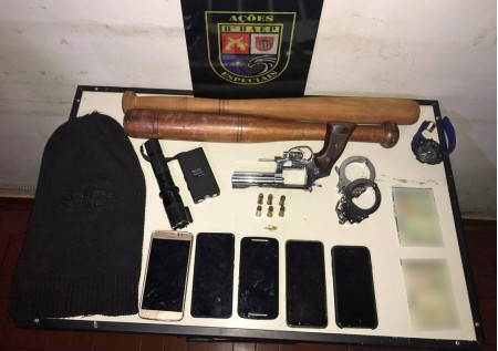 Arma carregada, mira laser e bastões de madeira são apreendidos pela PM após abordagem na SP-613
