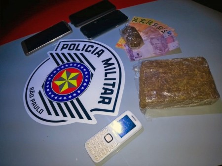 Em abordagem a ônibus, homem arremessa droga pela janela para tentar despistar a PM, mas acaba preso