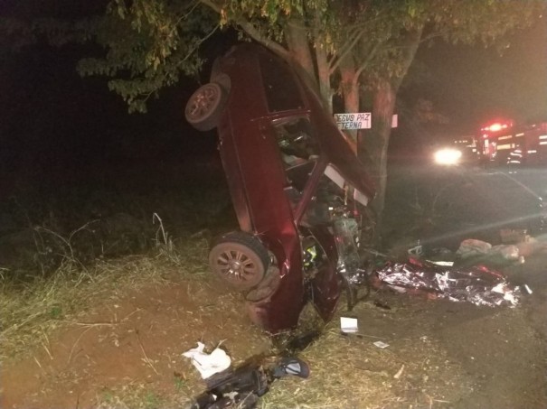 Motorista e passageiro morrem ap�s carro bater em �rvore, em Mirante do Paranapanema