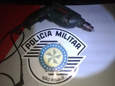 PM apreende furadeira com usuário de droga