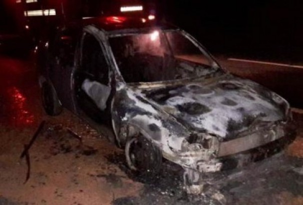 Carro de Luc�lia pega fogo na SP-294 em Fl�rida Paulista