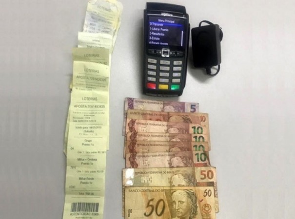 Pol�cia Civil de Iacri apreende m�quina de cart�o, apostas e dinheiro de jogo do bicho